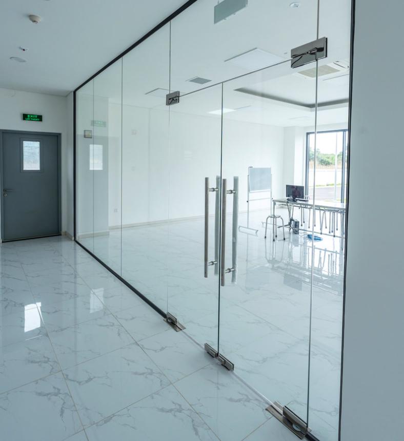 Lắp cửa kính cường lực văn phòng tại Tân Bình, Bình Dương – Đẹp sang, sử dụng bền lâu