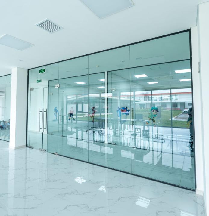 Lắp đặt vách kính cường lực Bình Dương