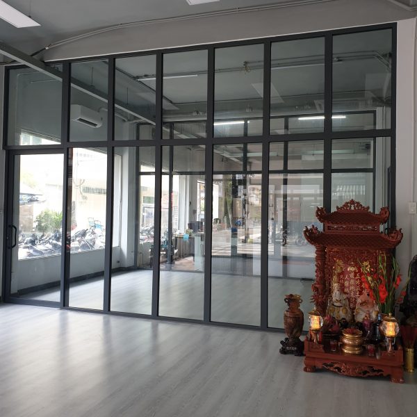 Thi công vách kính khung nhôm tại Bình Dương – Giải pháp phân chia văn phòng linh hoạt