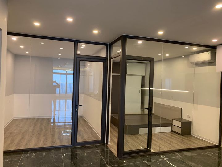Thi công vách kính ngăn phòng làm việc tại An Bình, Bình Dương – Gọn đẹp, tiết kiệm diện tích